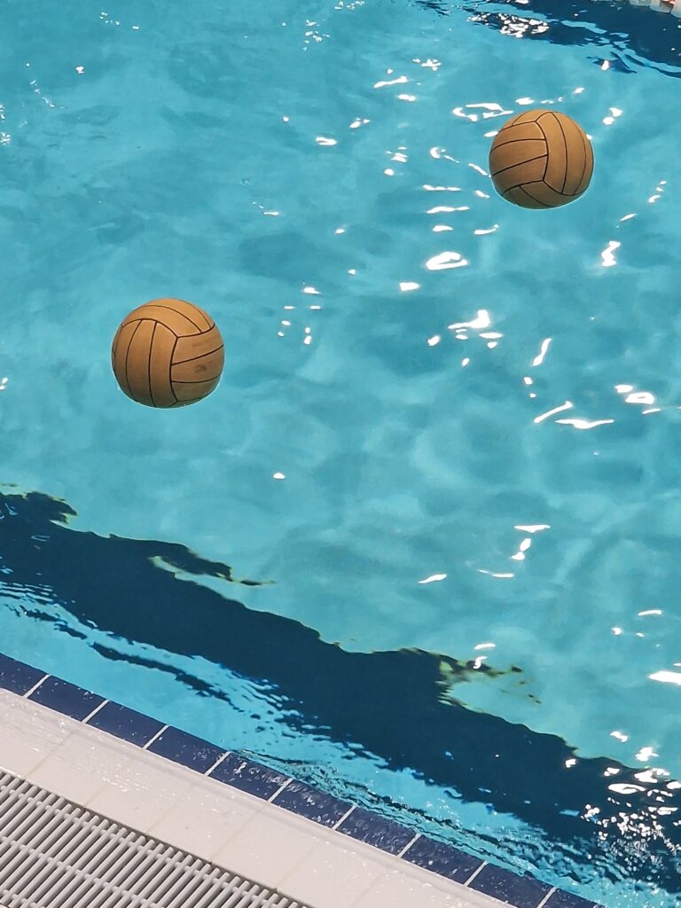 Balones de waterpolo flotando en la piscina