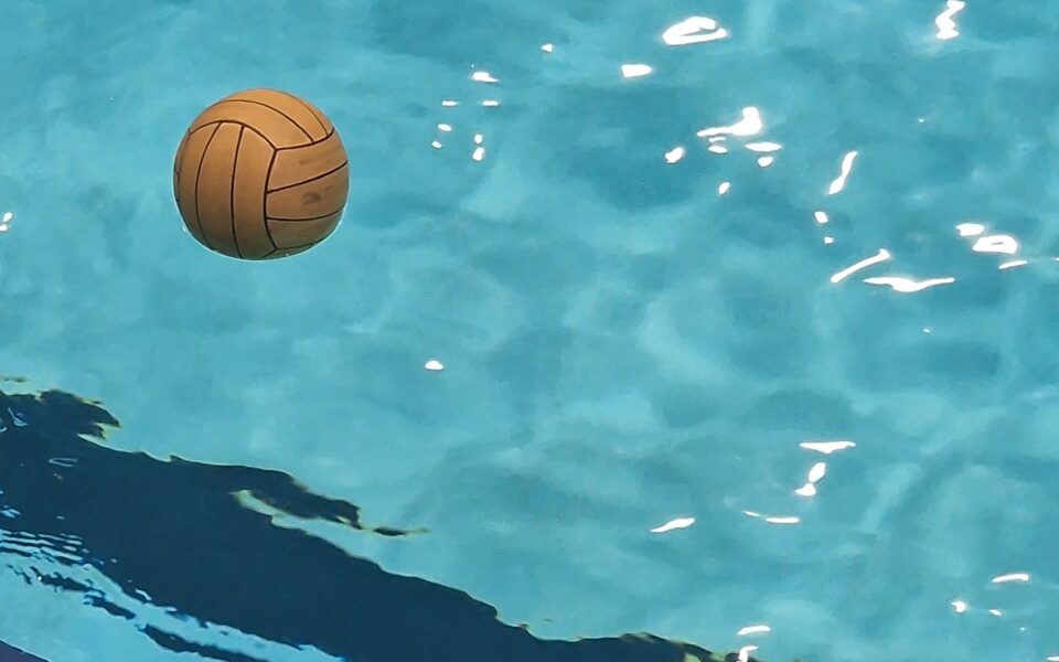Balones de waterpolo flotando en la piscina
