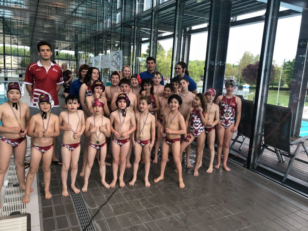 Grupo de deportistas de Lautada en una instalación acuática
