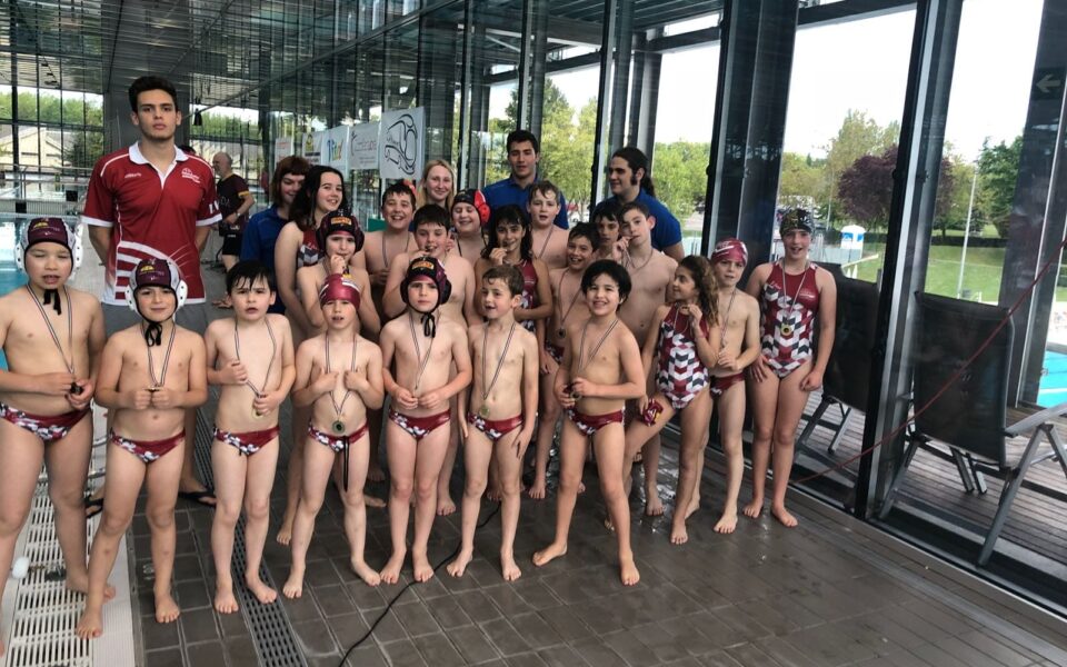 Grupo de deportistas de Lautada en una instalación acuática