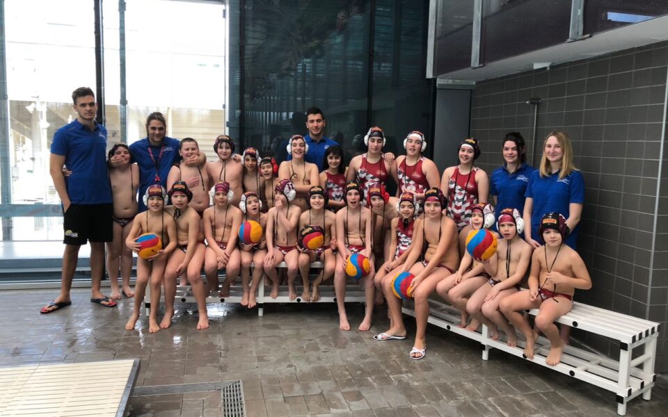 Deportistas y equipo técnico de Lautada junto a la piscina