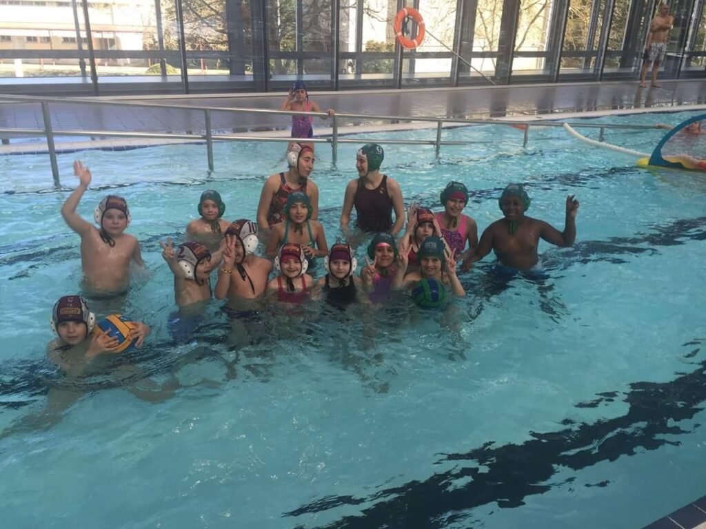 Grupo de Lautada celebrando una actividad dentro de la piscina