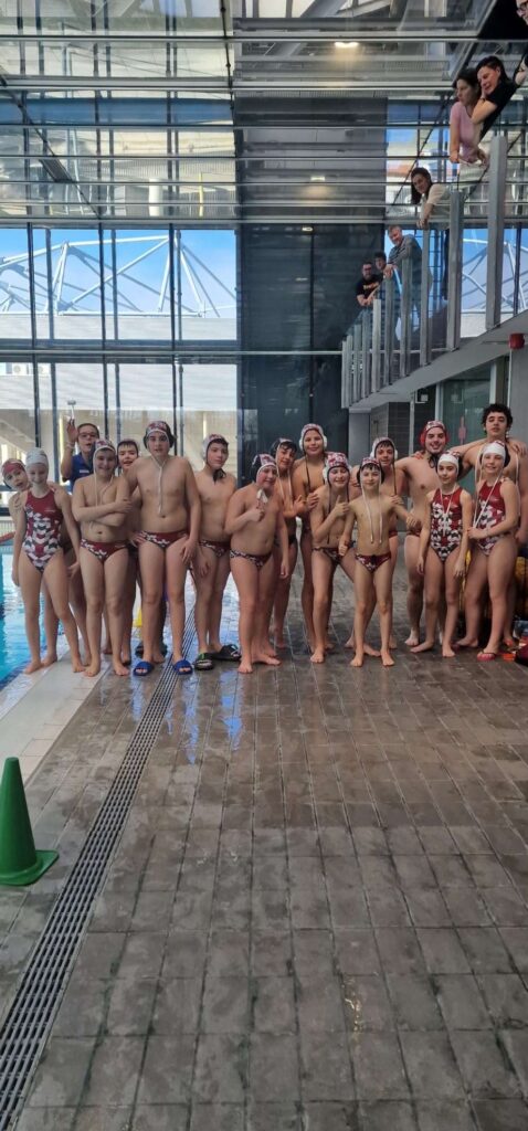 Equipo Alevín de Lautada junto a la piscina