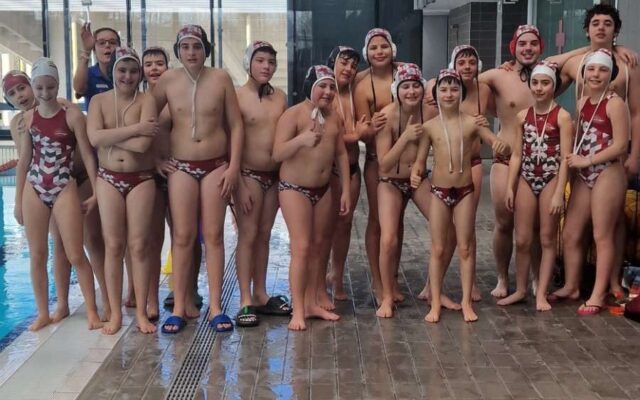 Equipo Alevín de Lautada junto a la piscina