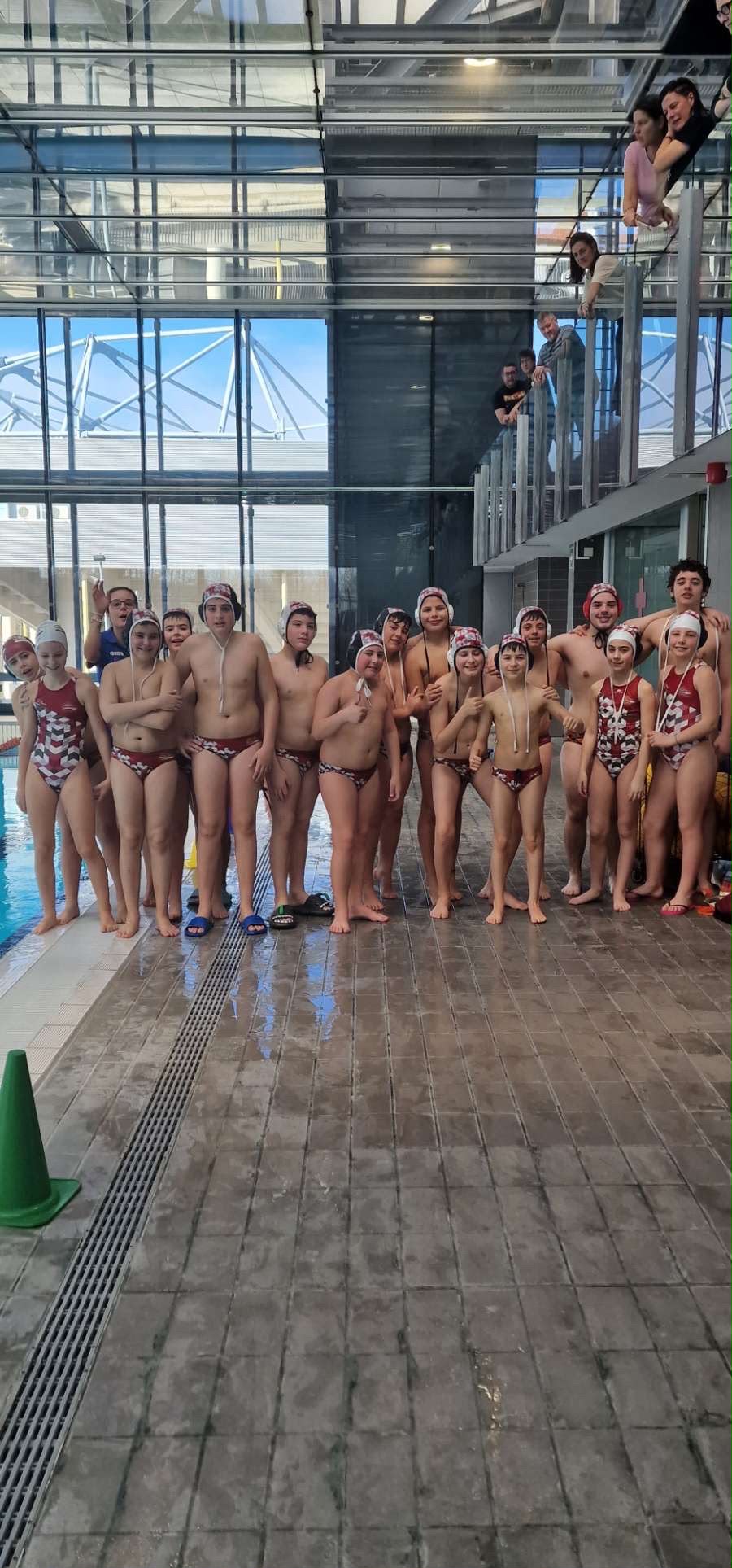 Equipo Alevín de Lautada junto a la piscina