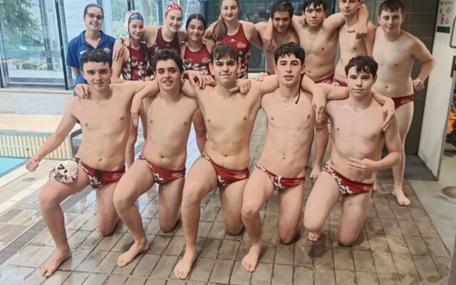 Equipo Cadete mixto de Lautada junto a la piscina