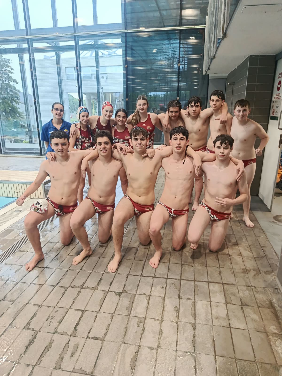 Equipo Cadete mixto de Lautada junto a la piscina