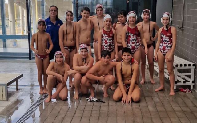 Equipo Infantil mixto de Lautada junto a la piscina