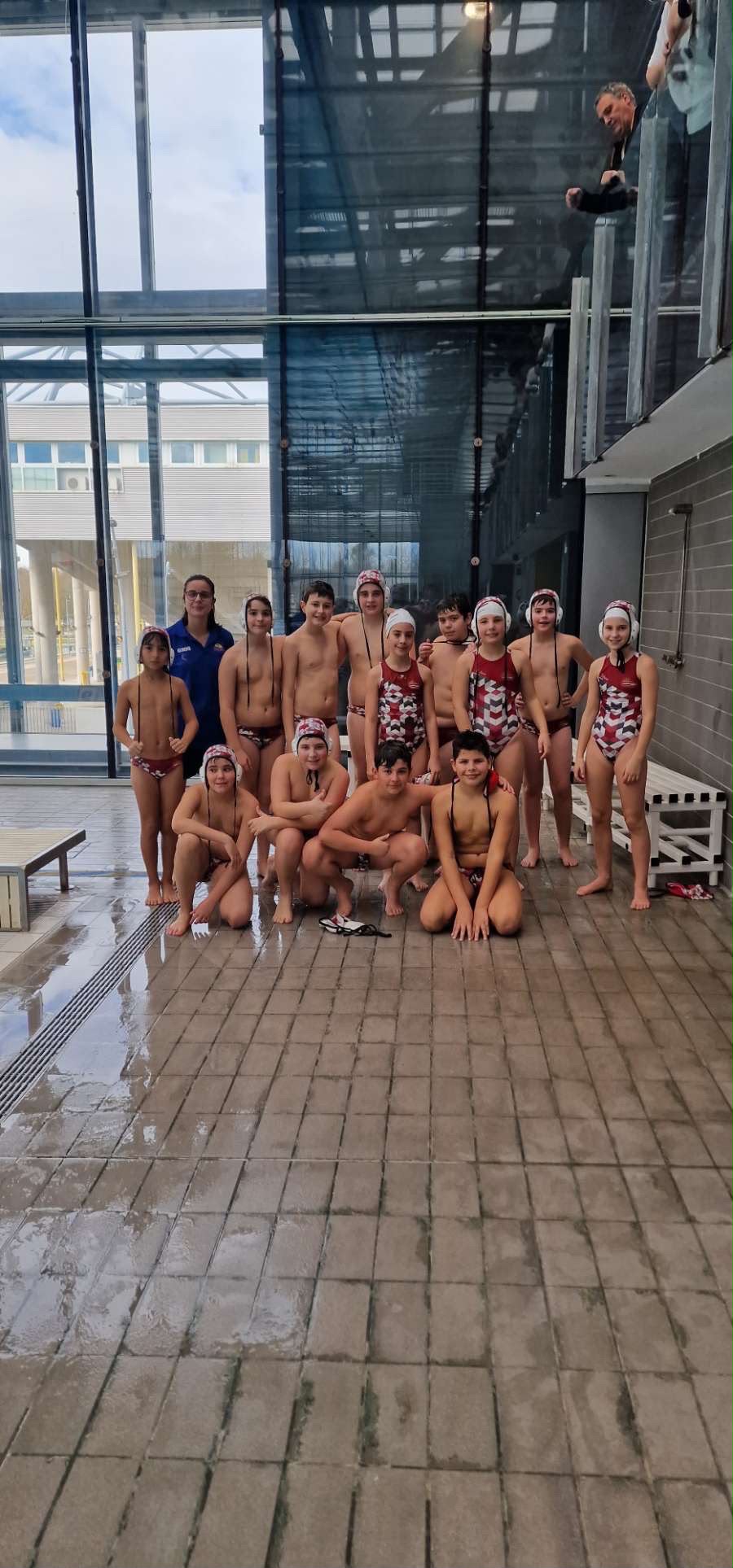 Equipo Infantil mixto de Lautada junto a la piscina