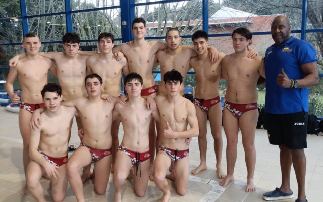 Equipo Juvenil masculino de Lautada junto a la piscina