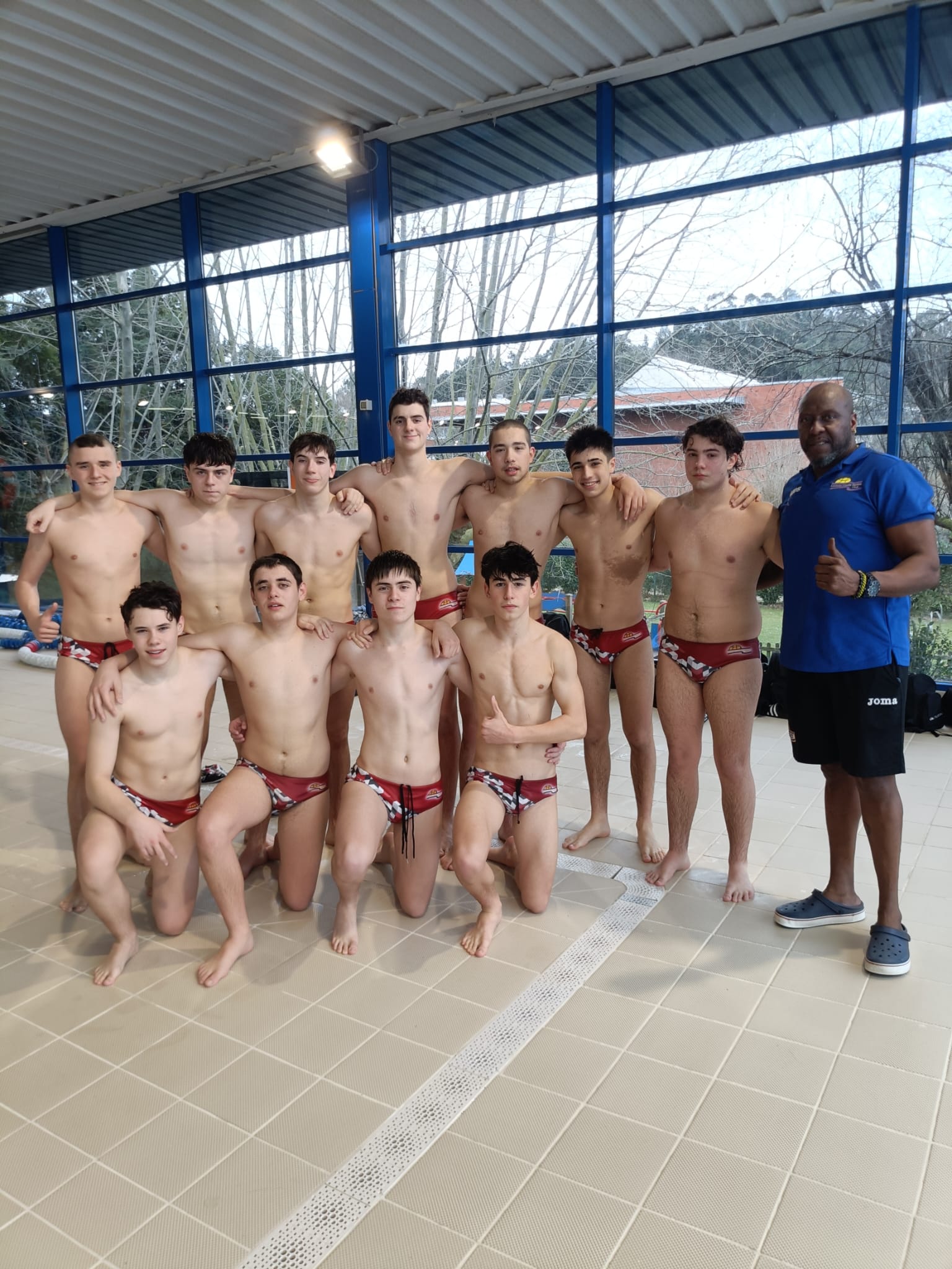 Equipo Juvenil masculino de Lautada junto a la piscina