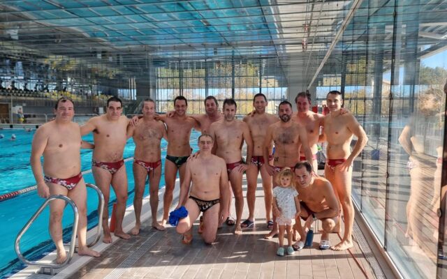 Equipo Máster de Lautada junto a la piscina