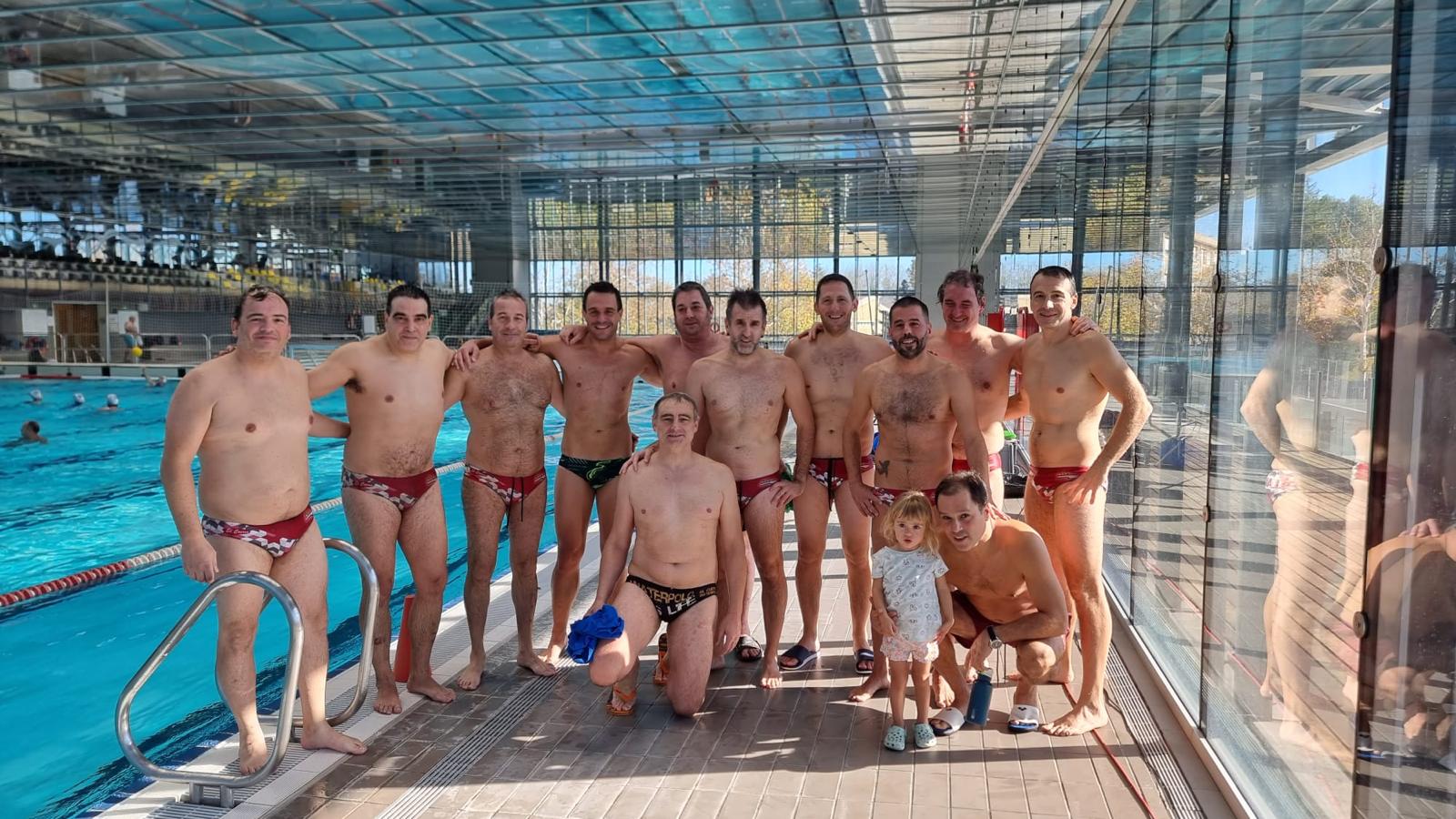 Equipo Máster de Lautada junto a la piscina